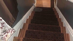 Eine Treppe mit gemusterten Stufen, die zu einer Empore führt.