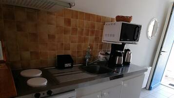 Kühlschrank, Mikrowelle, Wasserkocher mit Kaffee-/Teezubehör