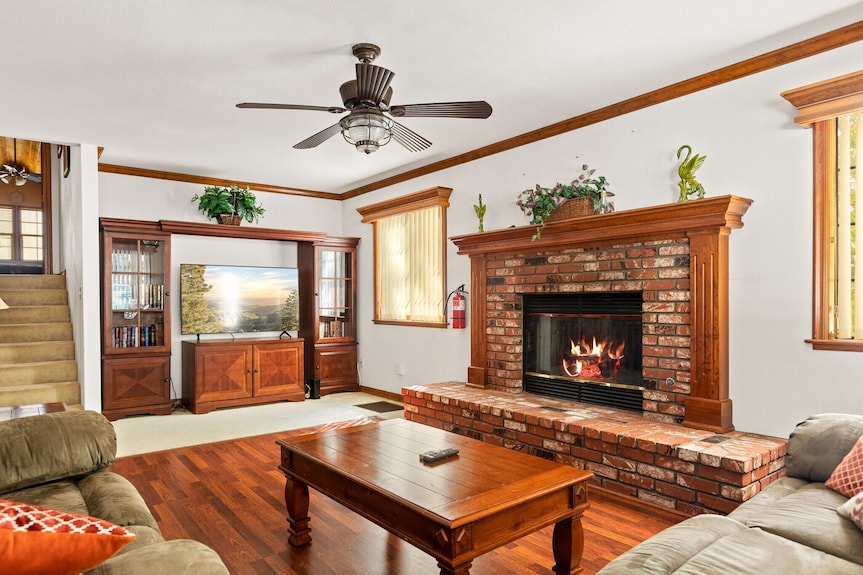 Cozy 4-bedroom Lake Arrowhead Retreat With Game Room, Fireplace, & Scenic Views! - Lake Arrowhead, CA