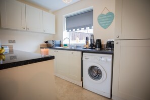 House | Private kitchen | Fridge, microwave, oven, stovetop - 5star Serviced Homes- Free Wifi & Parking, Office (Sunderland)