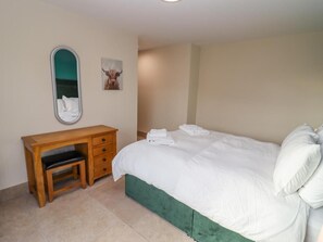 House, Multiple Beds | 3 bedrooms, in-room safe, soundproofing, iron/ironing board - 1 Bears Court Little Rissington (Cheltenham)