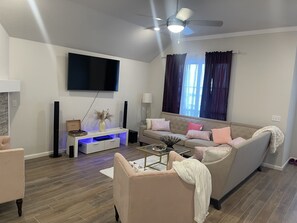 Living area - Beautiful 2 bedroom house in the most sought out location in Oklahoma (Edmond)