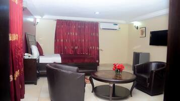 Enkeltrom – superior | Individuelt dekorert, individuelt innredet og skrivebord