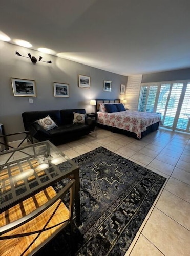 Quaint condo. Walking distance to El Paseo stores & restaurants