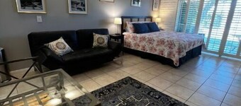 Quaint condo. Walking distance to El Paseo stores & restaurants