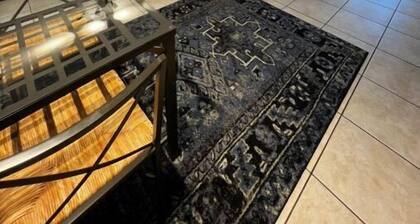 Quaint condo. Walking distance to El Paseo stores & restaurants