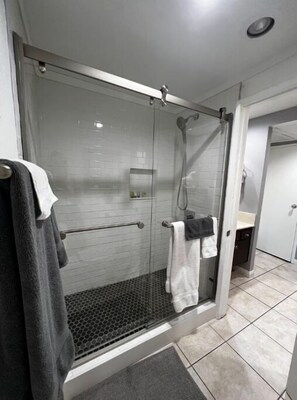 Haartrockner, Handtücher, Seife, Toilettenpapier