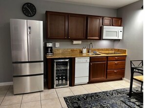 Kühlschrank, Mikrowelle, Herdplatte, Geschirrspüler