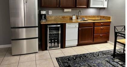 Quaint condo. Walking distance to El Paseo stores & restaurants
