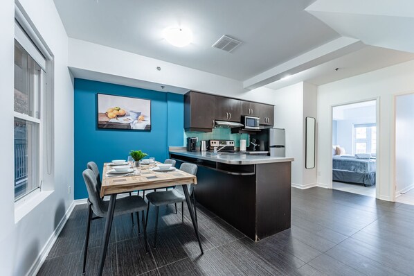 都會套房 | 私人廚房 | 微波爐、烤箱、鍋具/餐盤/廚房用品、清潔用品