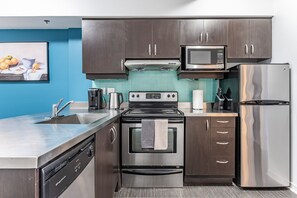 都會套房 | 私人廚房 | 微波爐、烤箱、鍋具/餐盤/廚房用品、清潔用品