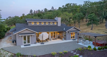 Luxurious, Modern Farmhouse in Wine Country