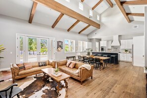 Smart-TV, Kamin, Videospiele, Tischfußball