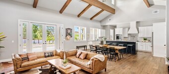 Luxurious, Modern Farmhouse in Wine Country