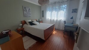 4 bedrooms, desk, iron/ironing board, travel cot