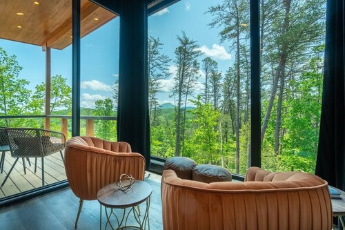Romantic Suite Overlooking Town| Hot Tub | Walk to Town