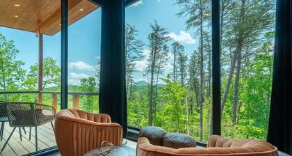 Romantic Suite Overlooking Town| Hot Tub | Walk to Town