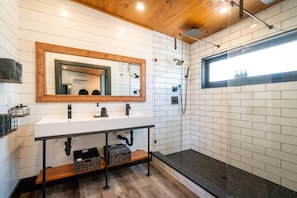 Shower, towels - Romantic Suite Overlooking Town| Hot Tub | Walk to Town (Helen)