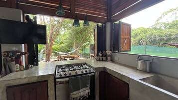 Fridge, oven, stovetop, coffee/tea maker