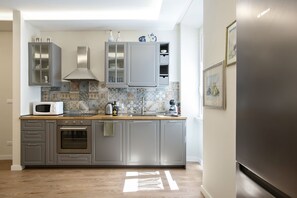 Fridge, microwave, oven, stovetop - Family-Sized 4BR Apt – Vatican & Rome Center (Roma)