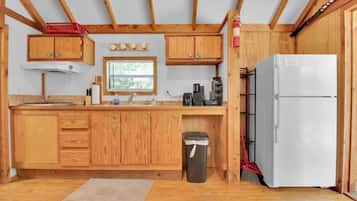 Refrigerador, microondas, parrilla de estufa y cafetera y tetera