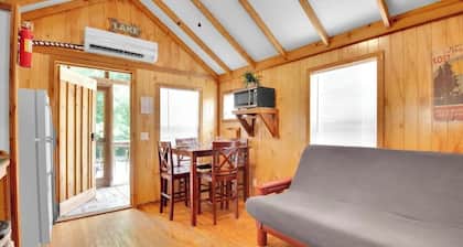 Cozy Cabin in Lake Monroe