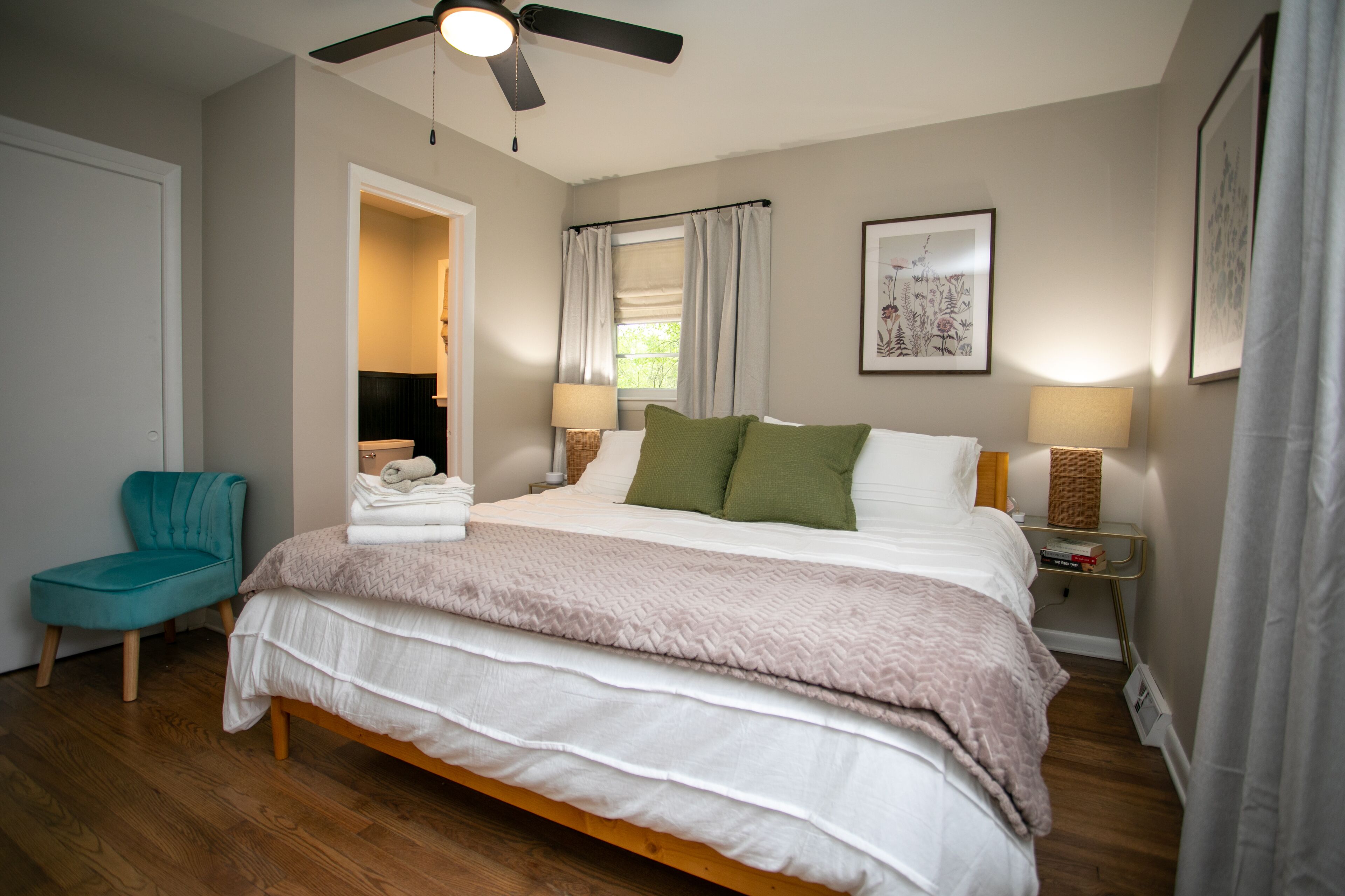 Oak Street Retreat- 20 min to CLT- convenient & comfortable