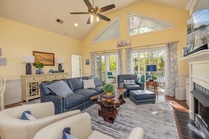 تلفزيون ذكي، مدفأة، ألعاب فيديو، مشغل دي في دي