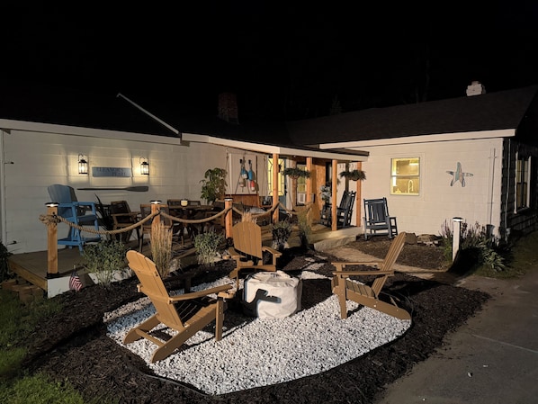 Outdoor dining - JUST RENOVATED!!! 3BR 1. 5 Bath Beach Cottage near KPT and Beaches (Kennebunk)