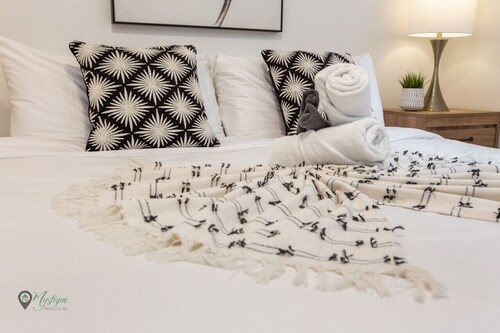Sleeps 4|King Bed|Near Whyte Ave & U of A & Stollery