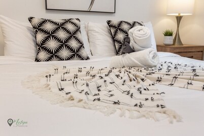 Sleeps 4|King Bed|Near Whyte Ave & U of A & Stollery