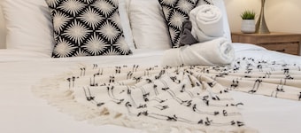 Sleeps 4|King Bed|Near Whyte Ave & U of A & Stollery