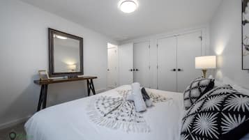 1 Schlafzimmer, Schreibtisch, Bügeleisen/Bügelbrett, Reisekinderbett