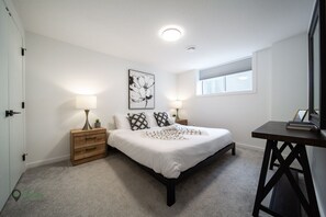 1 間睡房、書桌、熨斗/熨衫板、可攜式嬰兒床