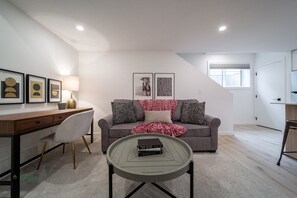 Smart TV - Sleeps 4|King Bed|Near Whyte Ave & U of A & Stollery (Edmonton)