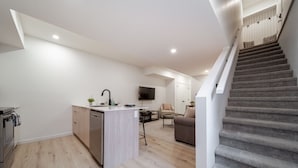 Un appartement moderne comprenant une cuisine, un coin repas et un salon.