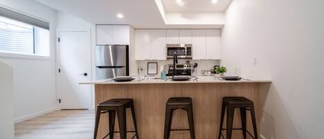 Jääkaappi, mikroaaltouuni, uuni, liesi