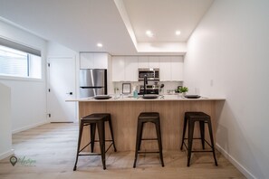 Réfrigérateur, four à micro-ondes, un four, surface de cuisson