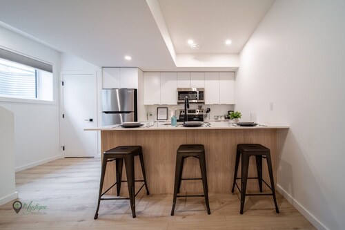 Sleeps 4|King Bed|Near Whyte Ave & U of A & Stollery