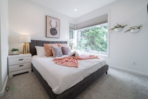 3 Schlafzimmer, Schreibtisch, Bügeleisen/Bügelbrett, Reisekinderbett