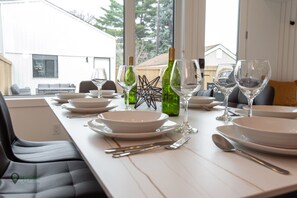 Dining - King Bed|Sleeps 8|Garage|Near Whyte Ave & UofA (Edmonton)
