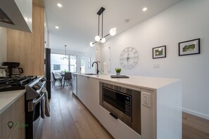 Réfrigérateur, four à micro-ondes, un four, surface de cuisson