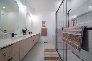 Regendusche, Haartrockner, Handtücher, Shampoo