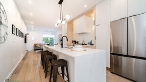 Interior - Full Home w/ Separate BSMT | Sleeps 12| King Beds (Edmonton)