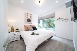 4 bedrooms, desk, iron/ironing board, travel cot - Full Home w/ Separate BSMT | Sleeps 12| King Beds (Edmonton)