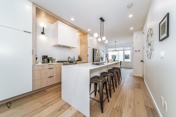 冷蔵庫、電子レンジ、オーブン、コンロ