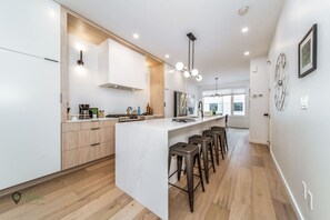Fridge, microwave, oven, stovetop - Full Home w/ Separate BSMT | Sleeps 12| King Beds (Edmonton)
