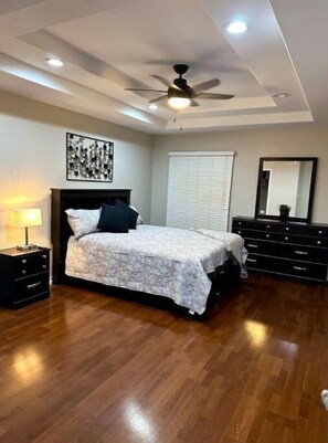 3 habitaciones, tabla de planchar con plancha, wifi y ropa de cama 
