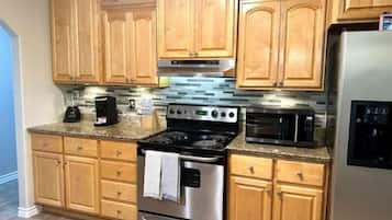 雪櫃、微波爐、焗爐、爐具