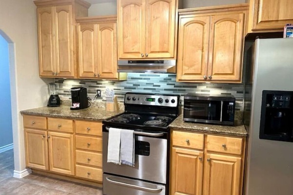 Frigorífico, microondas, horno y placa de cocina